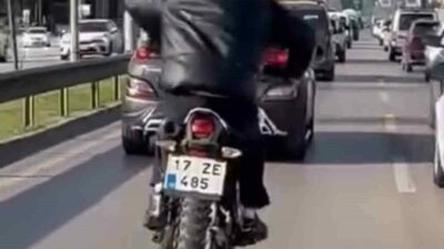 Bursa’da seyir halindeki bir sürücü motosikletini ata biner gibi sürdü.