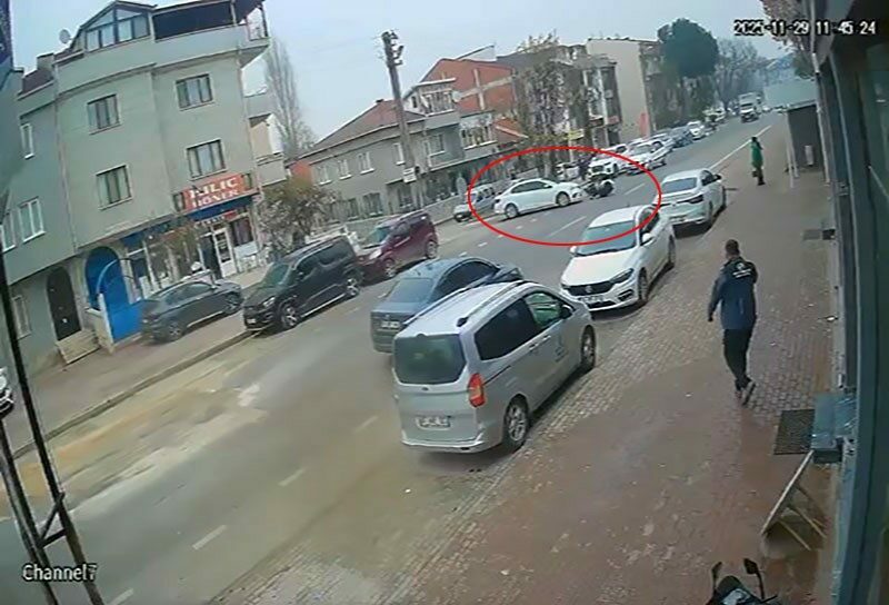 Motosikletin devrildiği kaza anı kamerada: 1 yaralı Bursa’nın İnegöl ilçesinde motosikletin devrildiği kazada sürücü yaralandı, kaza anı