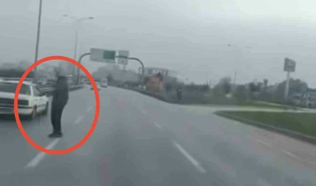 Ölüme davetiye çıkardı Bursa Yakın Çevre Yolu üzerinde araçların arasından yolun karşısına geçmeye