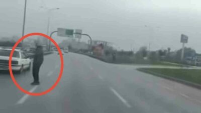Bursa Yakın Çevre Yolu üzerinde araçların arasından yolun karşısına geçmeye