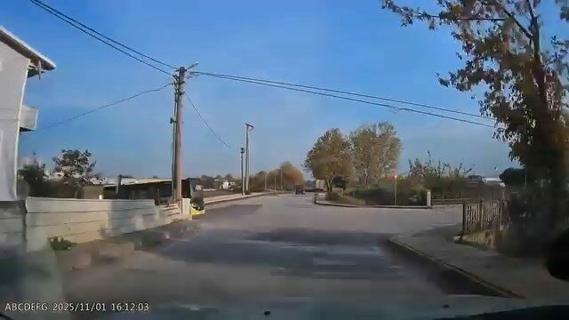 Bursa’da ailesiyle birlikte ilerleyen otomobil sürücü, yola çıkan otobüsle kafa