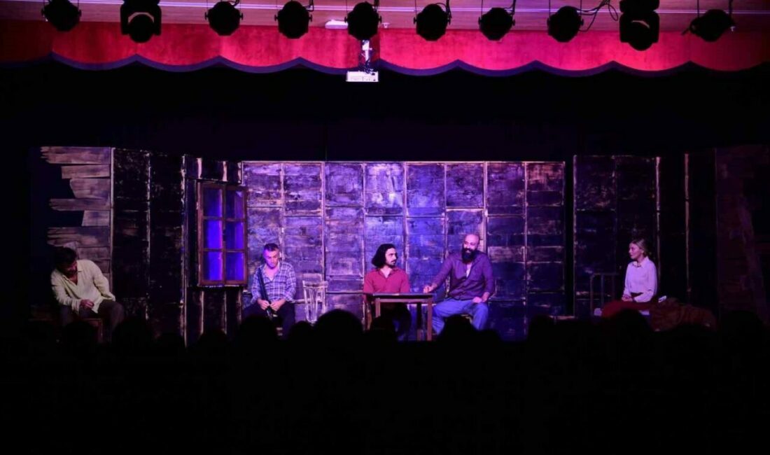 Osmangazi Belediyesi, ‘Duvarların Ötesi’ni sanatseverlerle buluşturdu Kültürel yaşamı güçlendiren çalışmalarını sürdüren Osmangazi Belediyesi, Turgut Özakman’ın ‘Duvarların