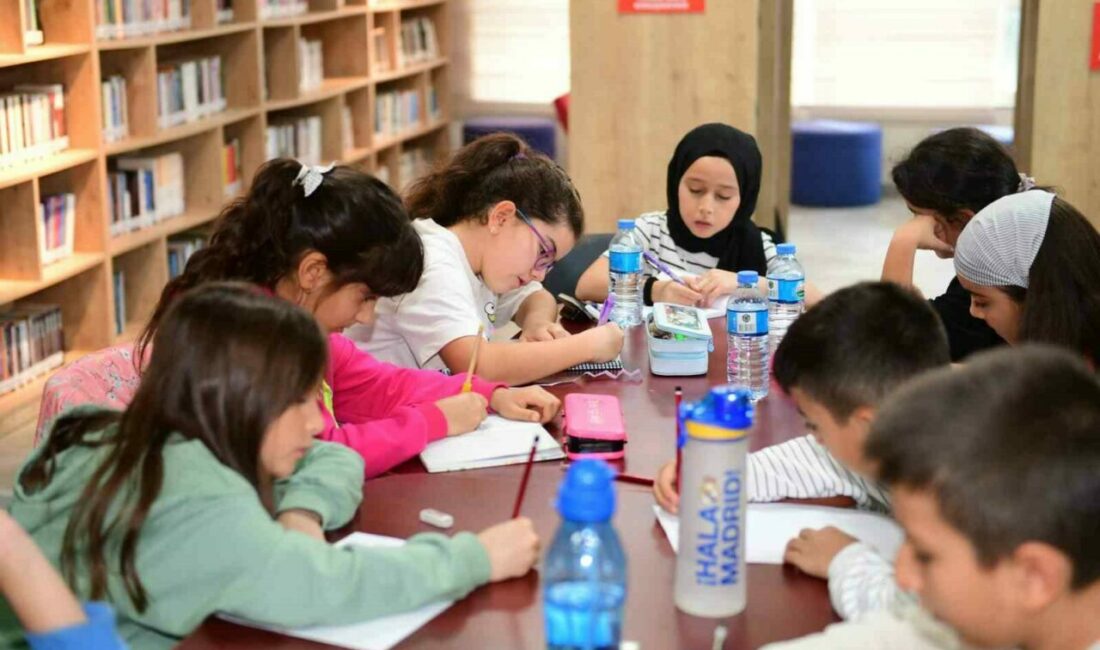Osmangazi’de çocuklar hayallerini kağıda döküyor Osmangazi Belediyesi’nin düzenlediği Küçük Yazarlar Atölyesi’nde çocuklar, oyunlar eşliğinde öğrenerek,