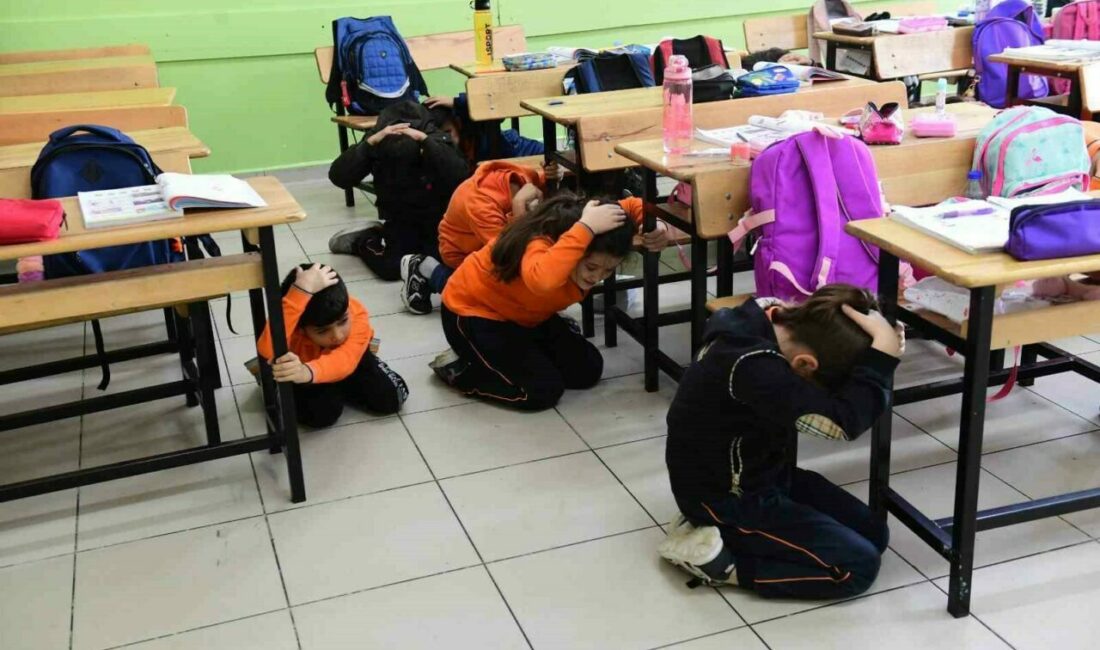 Osmangazi’den öğrencilere hayat kurtaran eğitim Osmangazi Belediyesi, öğrencilerin afetlere karşı bilinçli ve hazırlıklı bireyler olarak