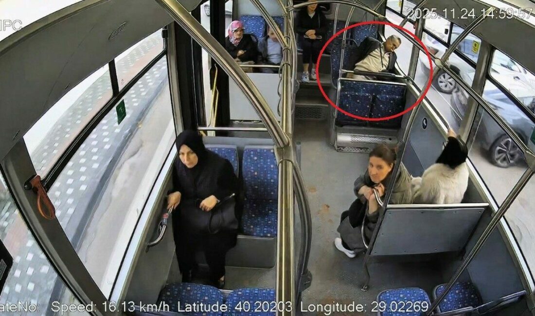 Otobüste fenalaşan adam için zamanla yarış…Yolcularla birlikte acile böyle çekti Bursa’da Büyükşehir Belediyesi otobüsü şoförü Abdurrahman Al, kullandığı araçta fenalaşan