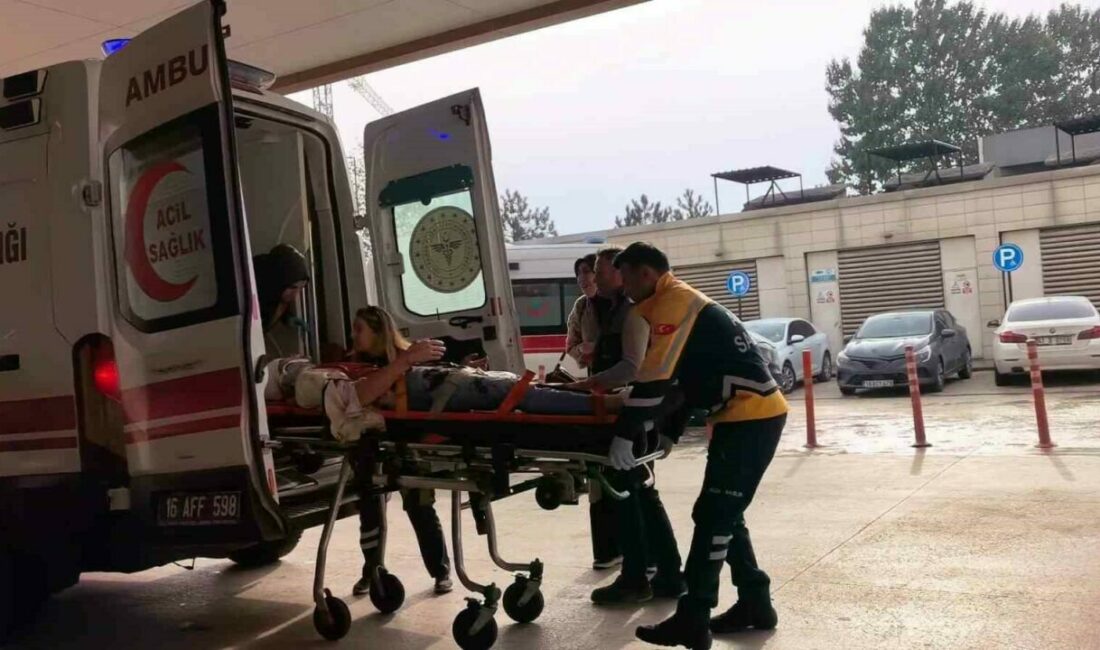 Bursa’nın İnegöl ilçesinde meydana gelen kazada otomobil tırın altına girdi,