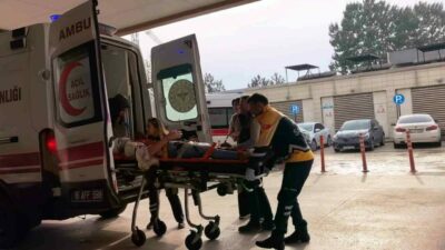 Bursa’nın İnegöl ilçesinde meydana gelen kazada otomobil tırın altına girdi,