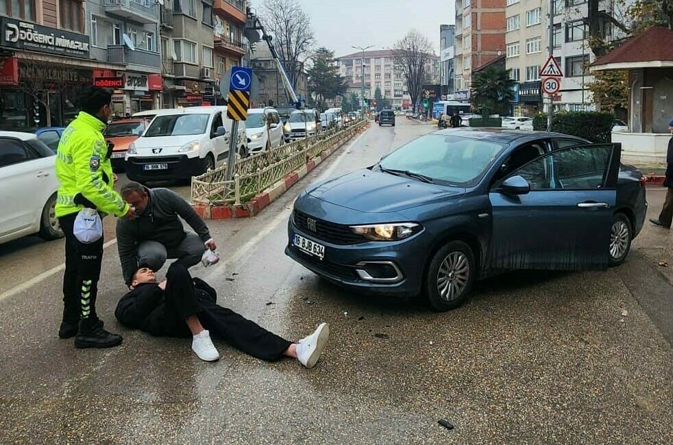 Otomobille çarpışan motosikletin sürücüsü yaralandı Bursa’nın İnegöl ilçesinde meydana gelen kazada otomobil ile çarpışan motosikletin