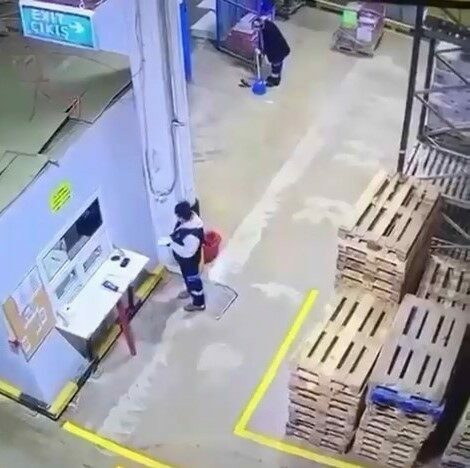 Paletlerin altında kalmaktan son anda kurtuldu Bursa’da forklift tarafından üst üste dengesiz yerleştirilen paletler, devrildi. O