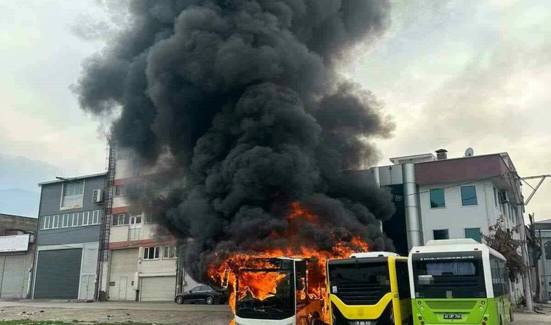 Bursa’da bakım için bırakılan otobüsler, alev topuna döndü. İtfaiye ekipleri