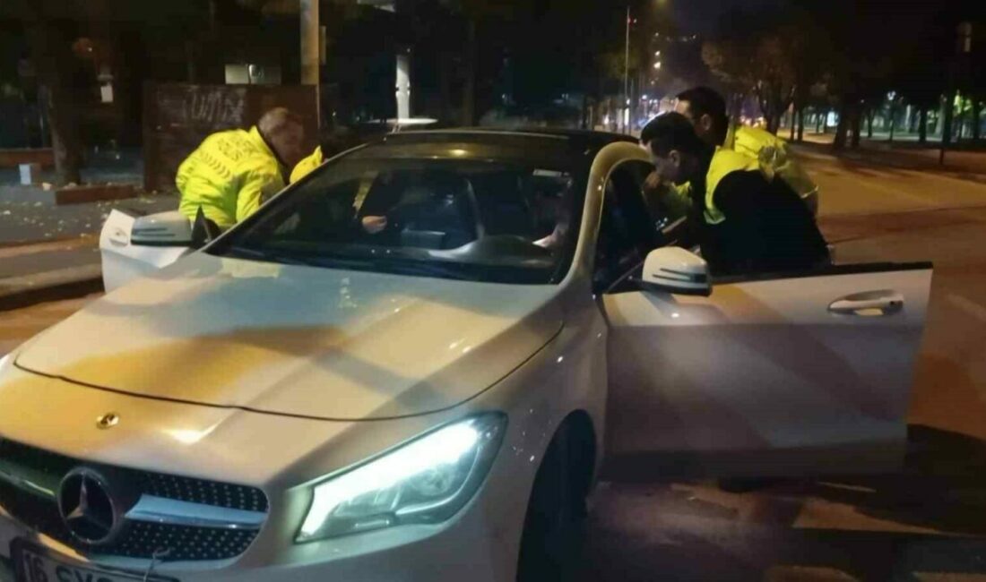 Polis ekiplerinden kaçmaya çalışan alkollü sürücü 63 bin 911 TL ceza yedi Bursa’nın Osmangazi ilçesinde polis ekiplerinin trafik uygulamasından kaçmaya çalışan alkollü
