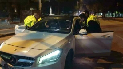 Bursa’nın Osmangazi ilçesinde polis ekiplerinin trafik uygulamasından kaçmaya çalışan alkollü