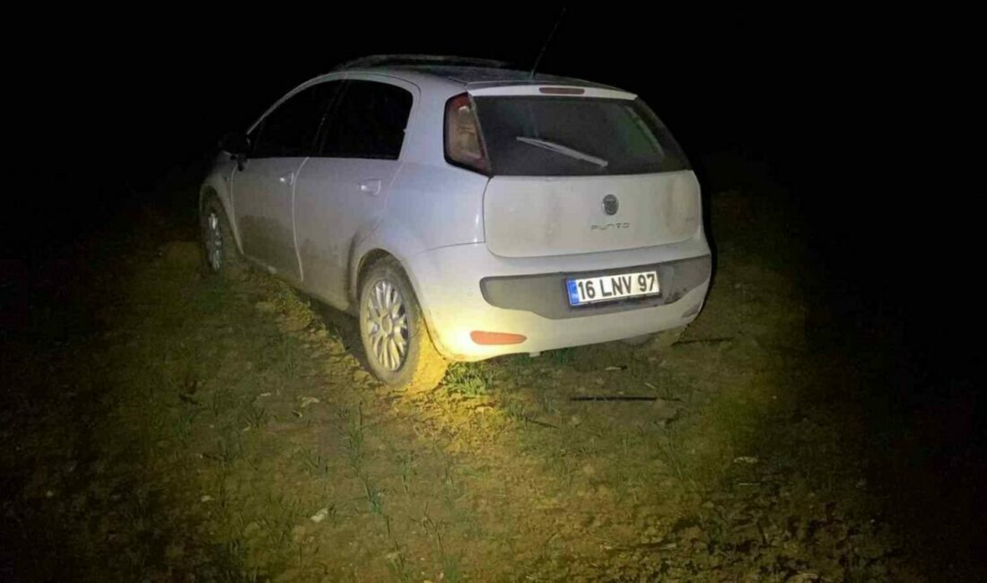 Polisin dur ihtarına uymadı, çamura saplanınca yaya olarak kaçtı Bursa’nın İnegöl ilçesinde polisin dur ihtarına uymayan otomobil sürücüsü, 30