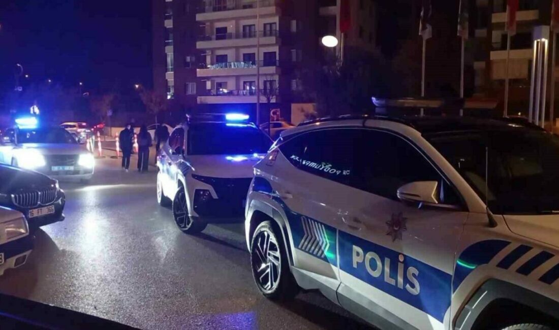 Bursa’nın Nilüfer ilçesinde gece saatlerinde bir alışveriş merkezinde gergin anlar