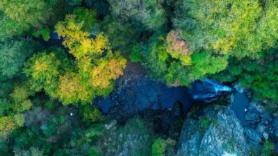 Gemlik’e bağlı Haydariye köyünde yer alan Sudüşen Şelalesi, kasım ayının