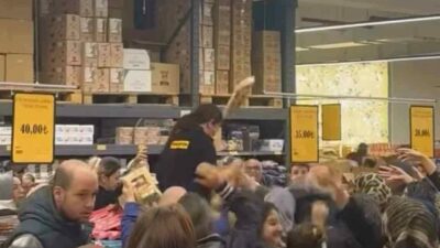 Bursa’nın Nilüfer ilçesinde bir süpermarkette yapılan indirim kampanyası, izdihama neden