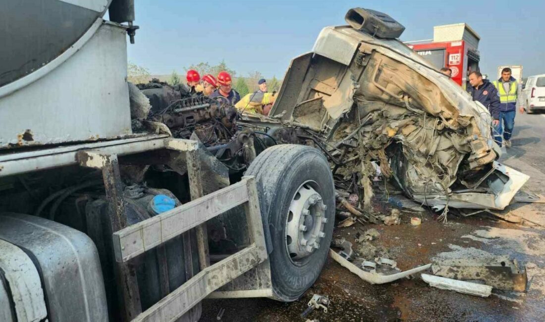 Süt tankeri tıra çarptı: 1 yaralı Bursa’da aynı istikamette seyreden tıra arkadan çarpan süt tankerinin sürücüsü,