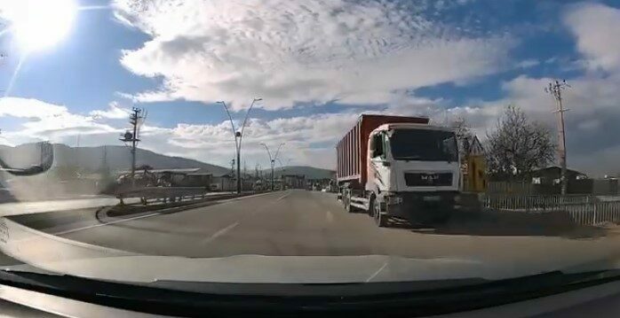 Ters şeritte dehşet anları Bursa’nın Nilüfer ilçesinde ters şeritten son sürat ilerleyen bir kamyon,