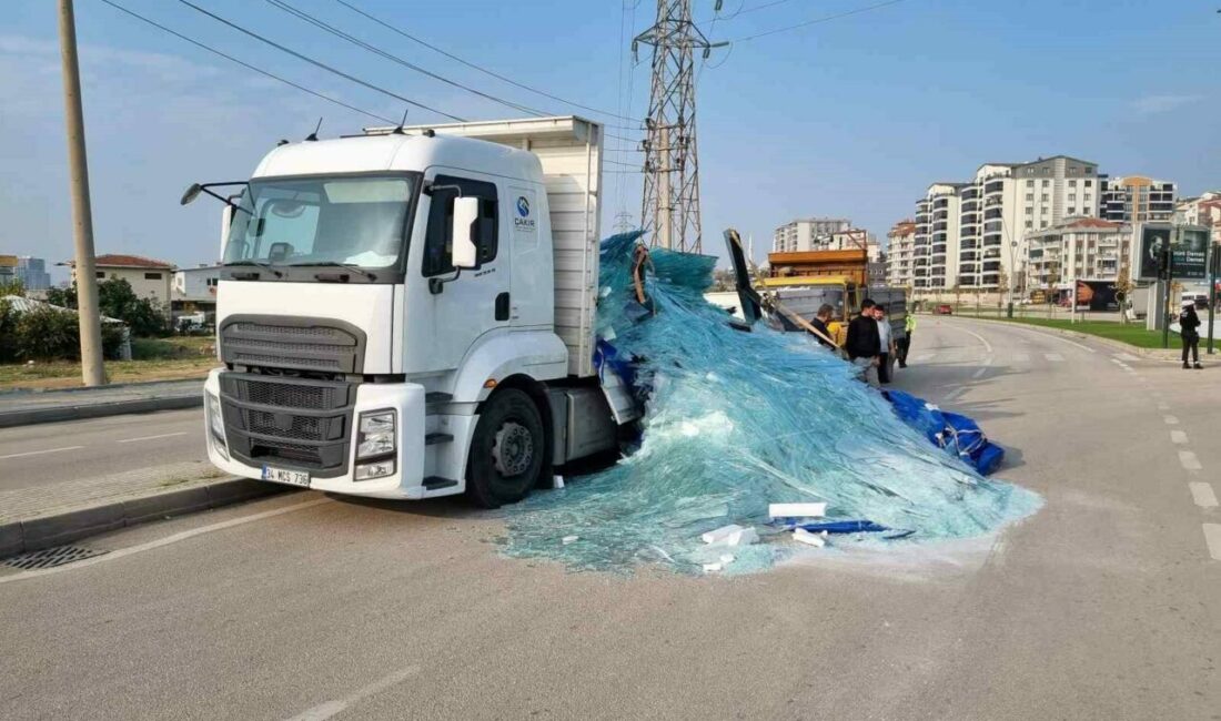 Tonlarca ağırlıktaki cam yola saçıldı Bursa’da kamyonetin kasasında bulunan tonlarca, cam yola saçıldı. O esnada
