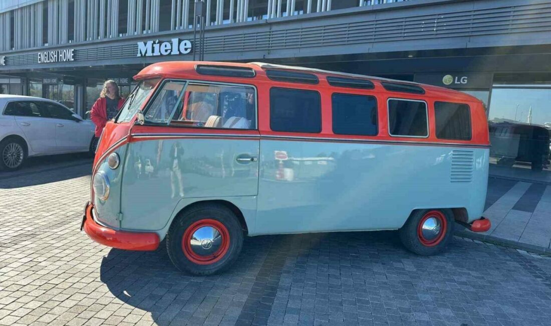 Türkiye’de tek ve 40 yıldır gözü gibi bakıyor Türkiye’de tek olduğu belirtilen 1966 model 21 camlı Volkswagen Samba’yı 40