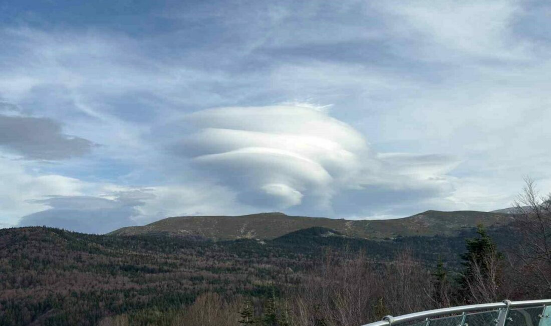 Uludağ semalarında mercek şeklinde bulut oluştu Bursa semalarında ortaya çıkan yuvarlak bulut vatandaşların dikkatini çekti. Bursa’da