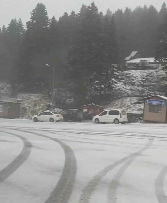 Uludağ’da kar yağışı etkisini gösterdi Türkiye’nin en önemli kış turizm merkezlerinden biri olan Uludağ’da, beklenen