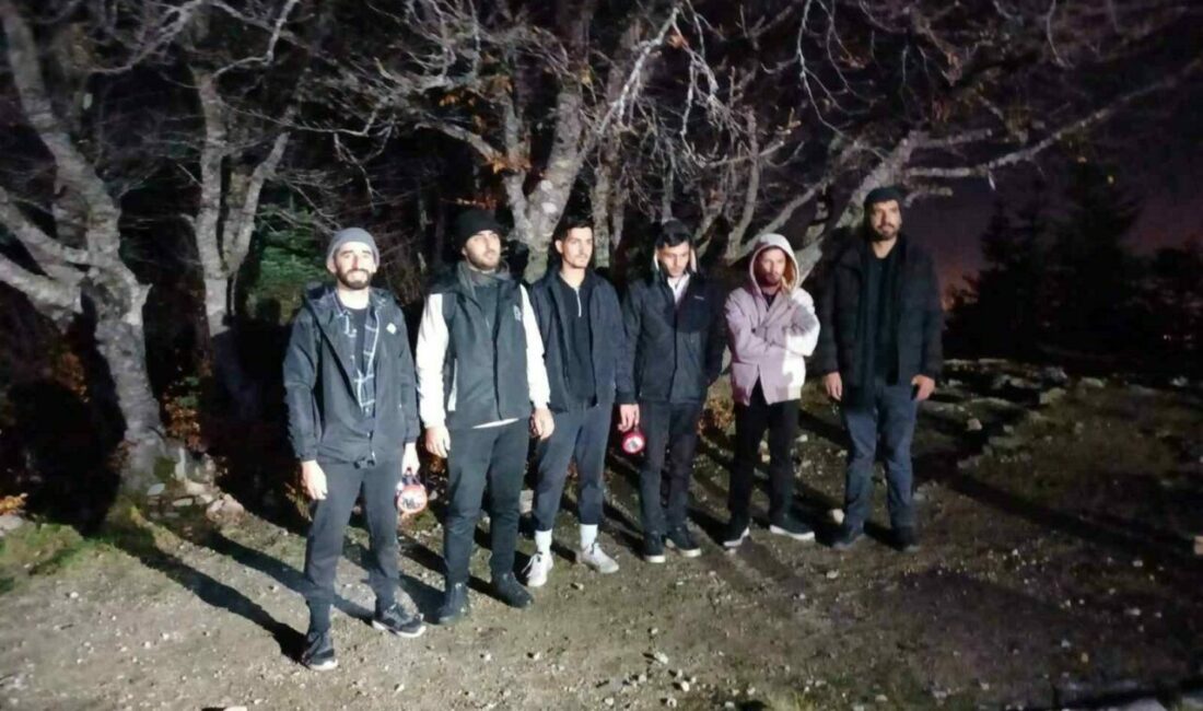 Uludağ’da ormanda mahsur kalan 6 kişi kurtarıldı Uludağ’da milli park sınırlarında izinsiz yürüyüş yaparken ormanda kaybolan 6