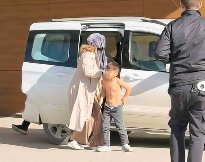 Üzerine kaynar su devrilen çocuk yaralandı Bursa’nın İnegöl ilçesinde çaydanlıktaki sıcak suyun üzerine devrildiği 5 yaşındaki