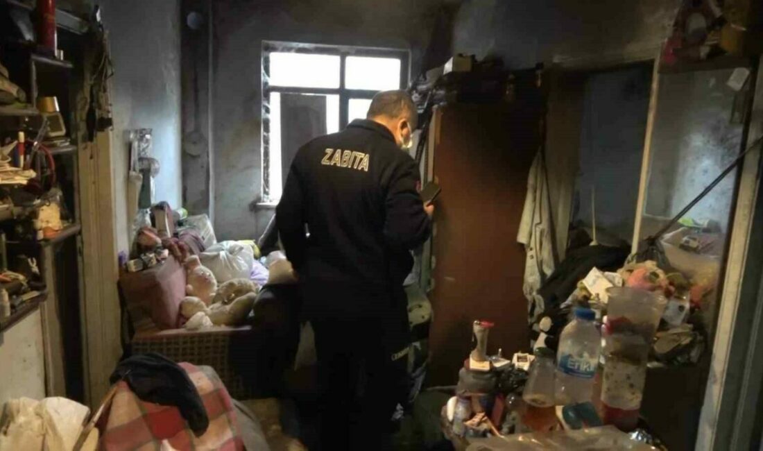 Yalnız yaşayan adamın evinde korkunç manzara Bursa’da yalnız yaşayan yaşlı adamın evi çöplüğe döndü. Mahalle sakinlerinin