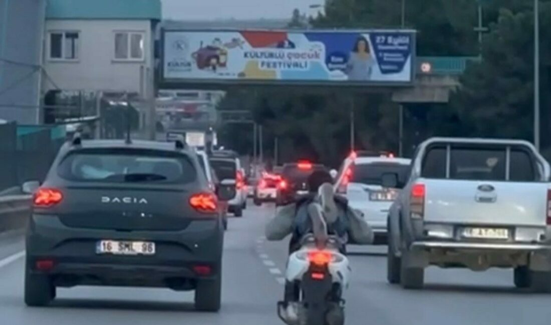 Yatarak motosiklet süren maganda kamerada Bursa’da bir motosiklet sürücüsü, trafikte tehlikeli hareketler yaparak hem kendi
