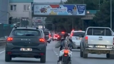 Bursa’da bir motosiklet sürücüsü, trafikte tehlikeli hareketler yaparak hem kendi