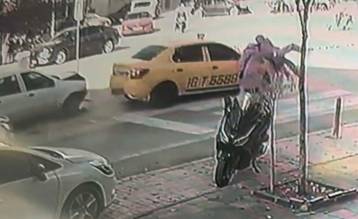 Bursa’nın İnegöl ilçesinde yaya anne ve bebeğine yol veren taksiye