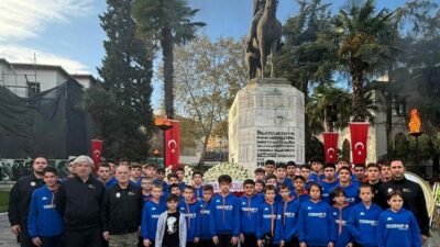 Yeşim Spor Kulübü oyuncuları ve teknik heyeti, 10 Kasım Atatürk’ü