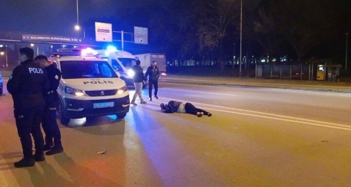 100 metre ilerideki üst geçidi kullanmadı canından oluyordu Bursa’da 100 metre mesafedeki üst geçidi kullanmayıp ana yolu kullanan