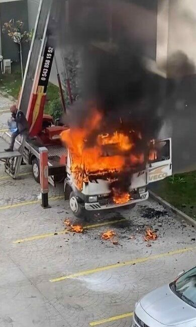 6. kata eşya çıkaran vinçli kamyon alev alev yandı Bursa’da lüks bir sitede yapılan taşınma sırasında 6. kattaki dairenin