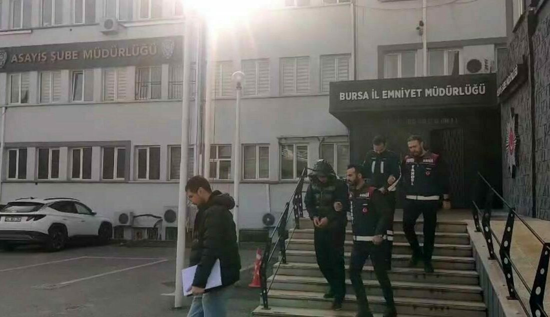 Bursa’nın Osmangazi ilçesinde, kendilerini polis ve savcı olarak tanıtarak yaşlı