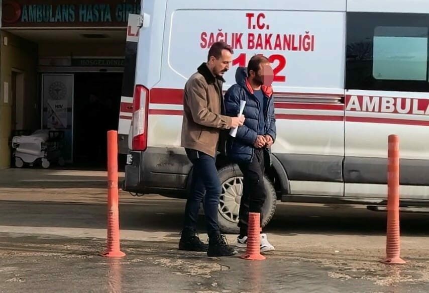 Arkadaşını dizinden vuran şüpheli, saklandığı evde yakalandı Bursa’nın İnegöl ilçesinde meydana gelen silahlı kavgada arkadaşını dizinden vurarak