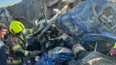 İstanbul İzmir Otoyolu Bursa çevre yolunda dinlenme tesislerinin bariyerine çarpan