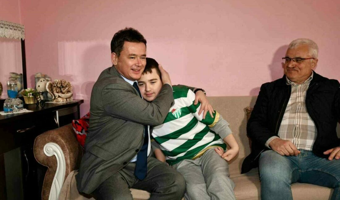 Osmangazi Belediye Başkanı Erkan Aydın, otizmli Yunus Emre Erdem’in davetine