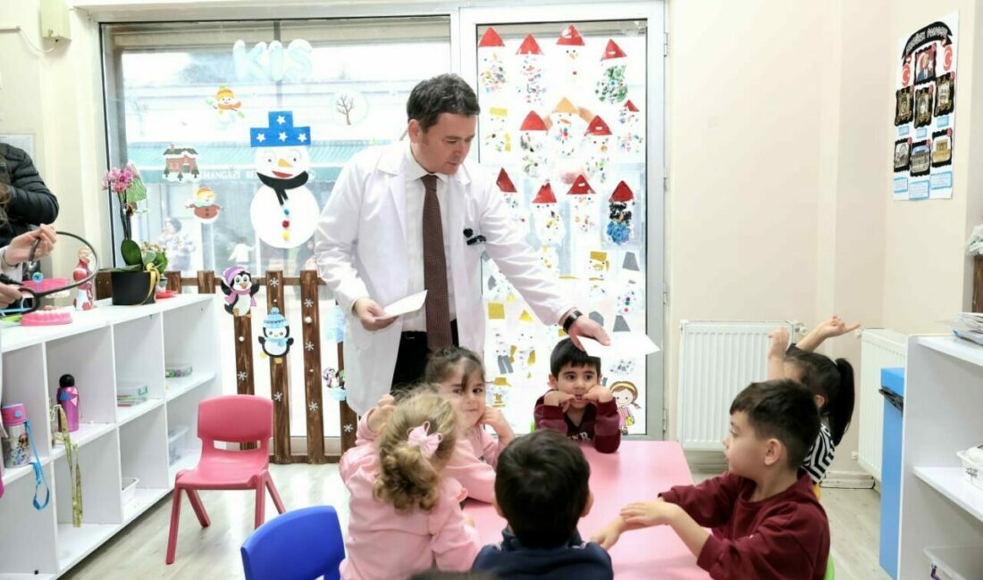 Başkan Erkan Aydın mesleğini çocuklara tanıttı Osmangazi Belediyesi’nin kreşlerinde düzenlenen Meslek Tanıtım Günleri kapsamında Osmangazi Belediye