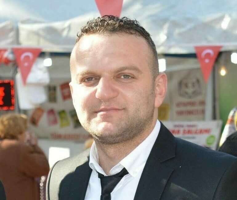 Böbrek ameliyatı sonrası hayatını kaybeden Ekrem Şarlı’nın ölümü ile ilgili Adli Tıp hastaneyi sorumlu tuttu Bursa’nın Mustafakemalpaşa ilçesinde böbrek rahatsızlığı şikâyetiyle hastaneye başvuran 3 çocuk