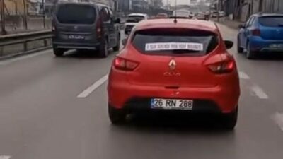 Bursa’da seyir halindeki süslü otomobil, arka camına yazılan notla görenleri