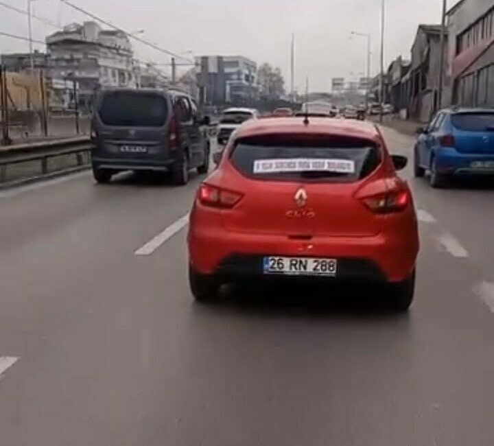 Boşanmayı düğün gibi kutladı: Bursa’da ilginç otomobil süslemesi güldürdü Bursa’da seyir halindeki süslü otomobil, arka camına yazılan notla görenleri