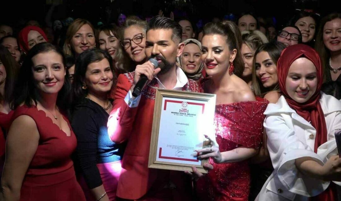 Bu kelimeyi herkes kullanıyordu… Artık Mehmet Çevik’ten izin alacaklar Bursa’da 700 kadının katılımıyla düzenlenen kadınlar matinesi, sahnede yaşanan ilginç