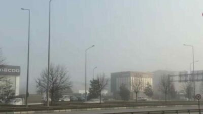 Bursa-Balıkesir karayolunda sabah saatlerinde etkili olan yoğun sis, sürücülere zor