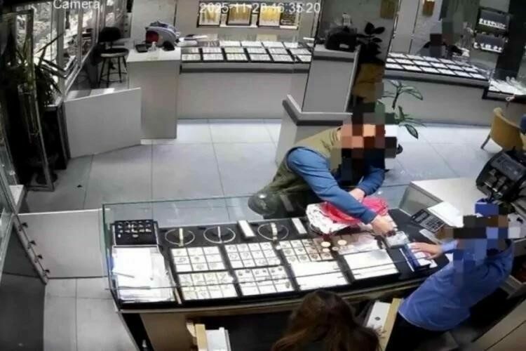 Bursa’da akılalmaz altın vurgunu çözüldü: Jandarma 12 günün şifresini çözdü Bursa’nın Mudanya ilçesine bağlı kırsal Çayönü Mahallesi’nde bir evden yaklaşık