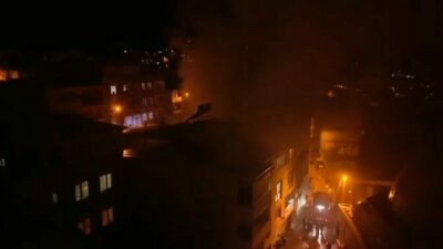 Bursa’da bir apartmanın zemin katında bulunan depoda araç aküsünden çıktığı