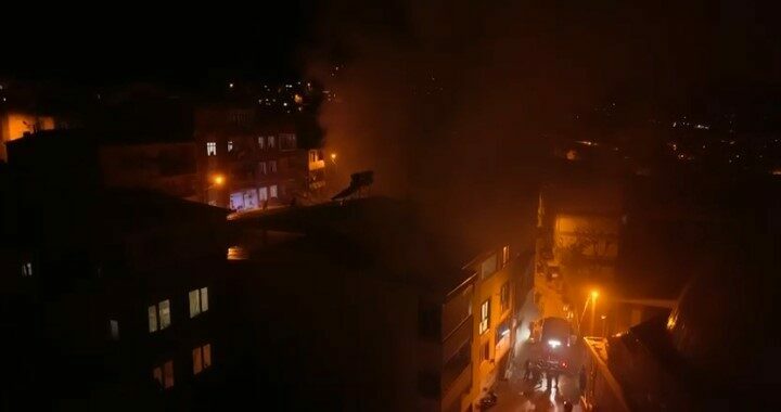Bursa’da apartmanın deposunda çıkan yangın paniğe neden oldu: 1 kişi hastaneye kaldırıldı Bursa’da bir apartmanın zemin katında bulunan depoda araç aküsünden çıktığı