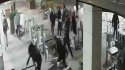 Bursa’nın Yıldırım ilçesinde baba-oğul, palayla gerçekleştirilen saldırıda 3 genci yaralandı.