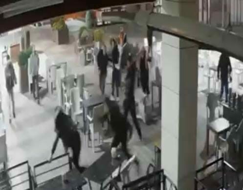 Bursa’da baba-oğuldan kan donduran saldırı… Bursa’nın Yıldırım ilçesinde baba-oğul, palayla gerçekleştirilen saldırıda 3 genci yaralandı.